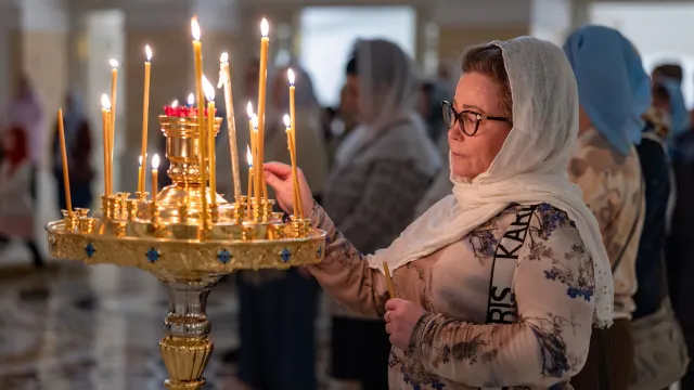 В день памяти святителя Макария православные посещают церковь. Фото: Сергей Зубков / «Ямал-Медиа»