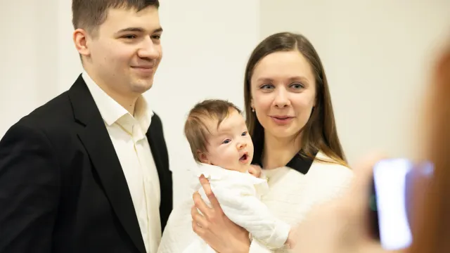 Трехмесячная Арина и ее родители Алина и Михаил Сергеева. Фото: Фёдор Воронов / «Ямал-Медиа»