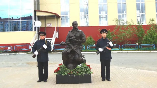 Голубь на руке солдата - символ мира. Фото: vk.com/treskova_ma