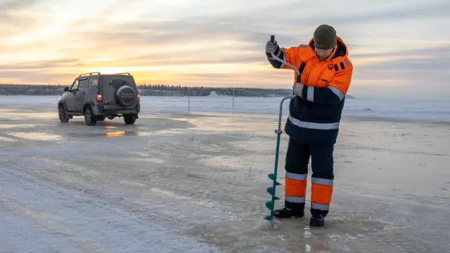 Контрольная проверка готовности ледовой переправы Салехард — Лабытнанги пройдет 28 ноября. Фото: Фёдор Воронов / «Ямал-Медиа»