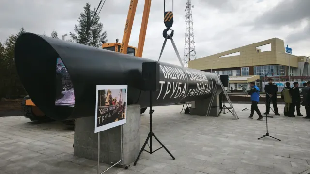Арт-объекта «Вашим санкциям труба, г-н Рейган!» в Новом Уренгое. Фото: Людмила Невская / «Ямал-Медиа»