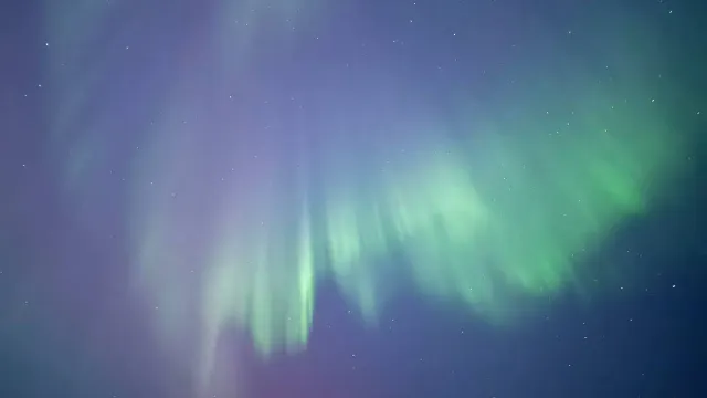 Северное сияние в небе над Ноябрьском вечером 20 января. Фото: Ольга Климова / «Ямал-Медиа»