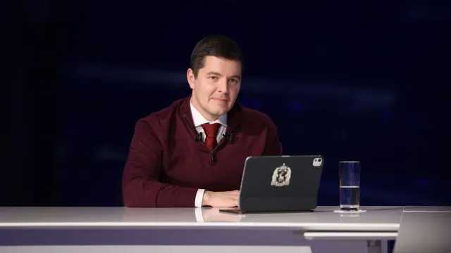 Более двух часов шла прямая линия с губернатором ЯНАО Дмитрием Артюховым. Фото: Александр Чирва / «Ямал-Медиа»