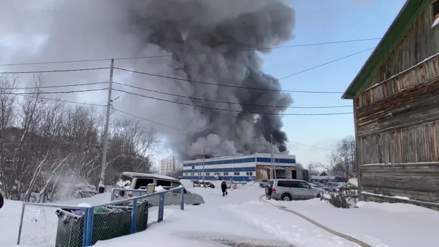 Над загоревшимся  в Салехарде складом поднялся столб дыма. Фото: скриншот видео Сергея Шелковникова / Ямал-Медиа