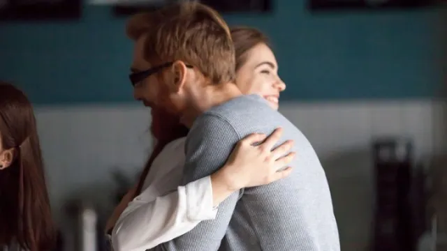 Дружеские объятия. Фото: fizkes/Shutterstock/Fotodom