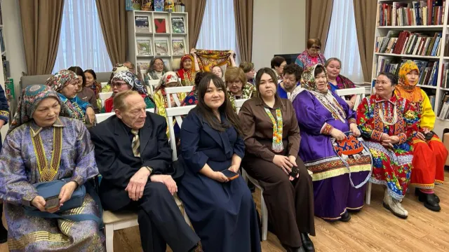 Пулӊават вош «Наследие» нэмпи библиотекаян ар хоят ияха уйтантысат. Хор: библиотека «Наследие»