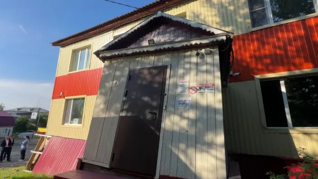 Больница водников в Салехарде сошла со свай утром 26 августа. Фото: Вера Дронзикова / «Ямал-Медиа»