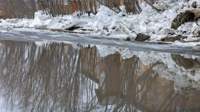 Тающие сугробы быстро собираются в огромные лужи. Фото: Зубков Сергей / "Ямал-Медиа"