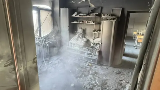 Пожар произошел в школе № 27 в Тюмени. Фото: пресс-служба ГУ МЧС по Тюменской области