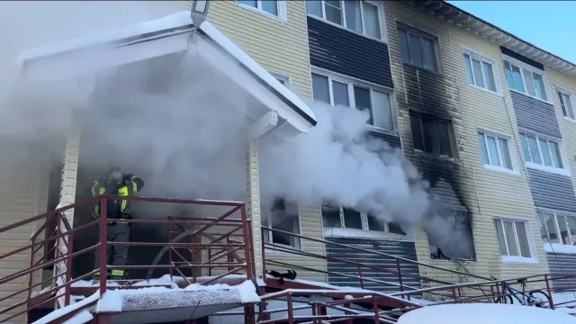 Пожар в доме на улице Б. Кнунянца в Салехарде. Фото: Вера Дронзикова / «Ямал-Медиа»