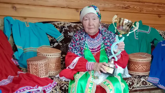 Галина Михайловна Курганова – тус ёшаӊ ханты нэӊев. Хор: Людмила Шульгина