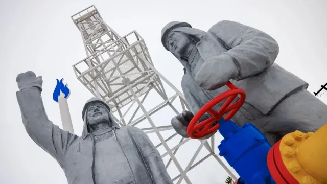Памятник разведочной скважине № 2 – первооткрывательнице Уренгойского месторождения. Фото: Сергей Зубков / "Ямал-Медиа"