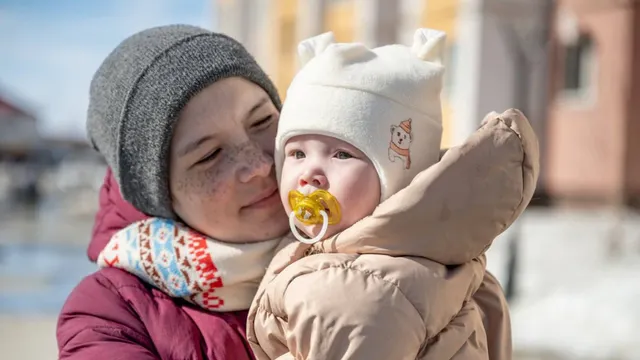 Флисовая шапочка с мишкой стала приятным дополнением в наборе «Малышу Ямала». Фото: пресс-служба губернатора ЯНАО