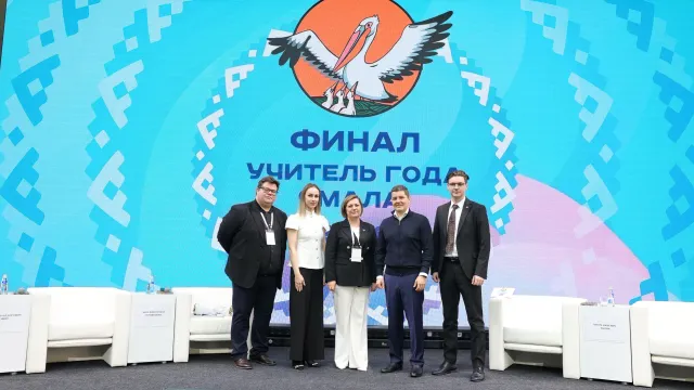 Губернатор ЯНАО Дмитрий Артюхов и трое суперфиналистов конкурса. Фото: Андрей Ткачёв / "Ямал-Медиа"