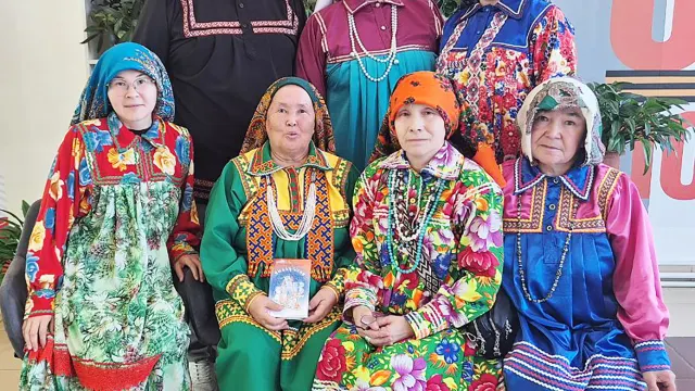 Ясӊев еӆ туты мосаӆ. Ясӊев ант ки уйтӆэв, хоты еӆӆы шавиӆэв? Хоят уӊаӆ пуншам ясӊаӆ, си такан тайты мосаӆ. Хор: Елена Сибарева