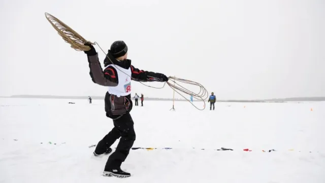 Метание тынзана на хорей - один из зрелищных видов северного многоборья. Фото: yamal-sport.yanao.ru