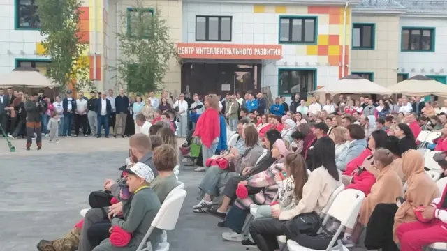 Жительница Муравленко подарила фиалку «Огни Ямала» губернатору Артюхову. Фото: Максим Подкин / «Ямал-Медиа»