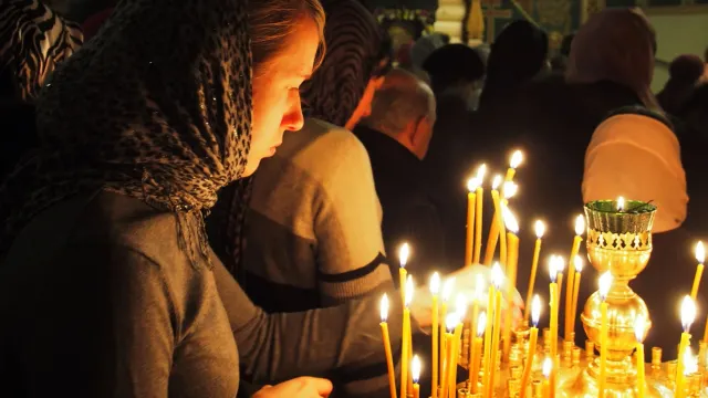 В День памяти павших молятся об отдавших жизнь за Родину. Фото: IgorGolovniov / Shutterstock / Fotodom