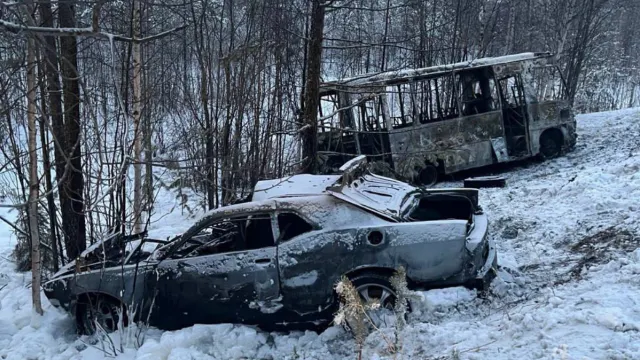 Вахтовка и легковушка вылетели в кювет и загорелись. Фото: пресс-служба Госавтоинспекции ЯНАО
