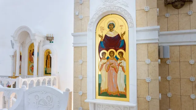 Святым Вере, Надежде, Любови и матери их Софии молятся о выздоровлении. Фото: Фёдор Воронов / «Ямал-Медиа»