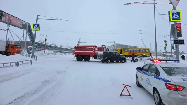 Пожарная машина и УАЗ столкнулись на перекрестке в Губкинском. Фото: пресс-служба Госавтоинспекции ЯНАО