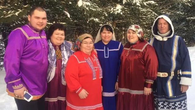 Ханты мирэв ясаӊ щирн, там рут ёх йис тэӆн туса па сыяӊа арысат, щишн Сызаров опращнэм кат ясаӊ «щи арат» эӆты тыйс. Хор: Людмила Шульгина