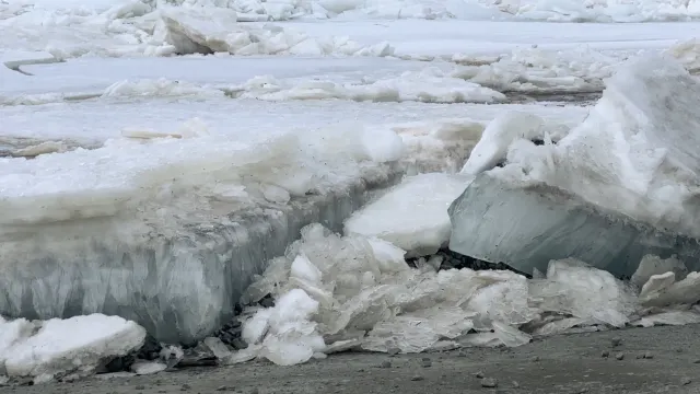 Лед на Оби пришел в движение у Салехарда 20 мая. Фото: Вера Дронзикова / «Ямал-Медиа»