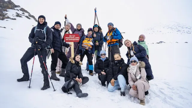 Участники массового восхождения на Рай-Из. Фото: Андрей Сергеев / пресс-служба губернатора ЯНАО