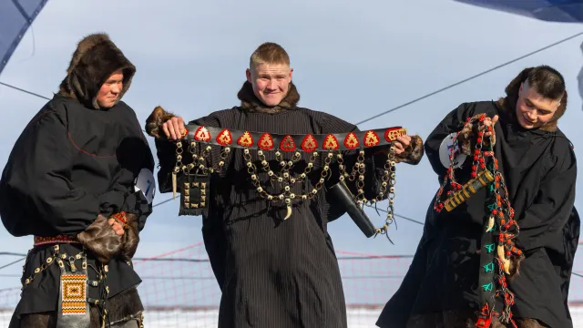 В День оленевода участники конкурсов демонстрируют национальную одежду. Фото: Никита Погодин / "Ямал-Медиа"