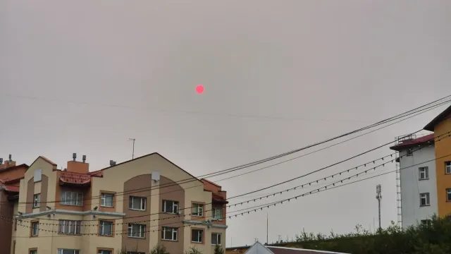 Красное солнце над Салехардом утром 20 августа. Фото: Владимир Ганчерко / «Красный Север»