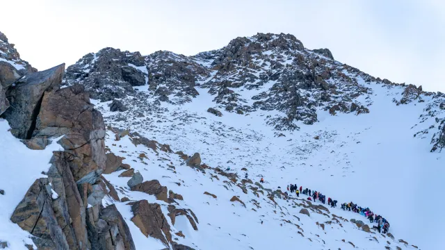 Горы — не только источник пресной воды, места обитания уникальных животных и растений, но и центр притяжения романтиков. Фото: Сергей Зубков / "Ямал-Медиа"
