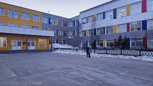Школа № 3 Нового Уренгоя, где ученик напал с ножом на девочку и ранил охранника. Фото: Анна Мирошниченко / «Ямал-Медиа»