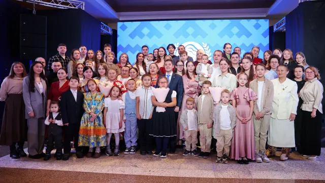 Глава ЯНАО и многодетные семьи, получившие награды накануне Дня матери. Фото: Андрей Ткачёв / «Ямал-Медиа»