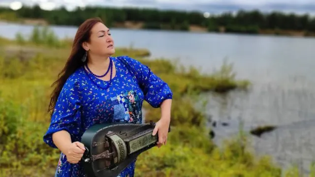 Со старинным народным инструментом лирой. Фото: предоставлено из архива Галины Хряковой