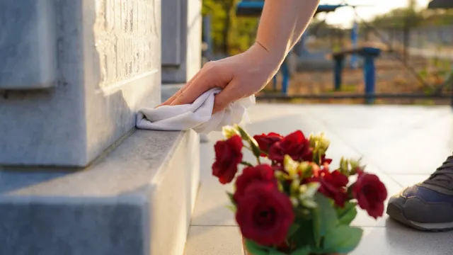 На Радоницу поминают усопших. Фото: Andrey Sayfutdinov / Shutterstock / Fotodom