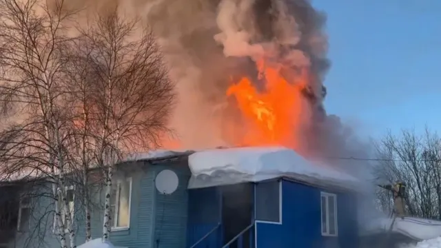 Жилой дом вспыхнул 6 марта в Лабытнанги. Фото: ГУ МЧС по ЯНАО
