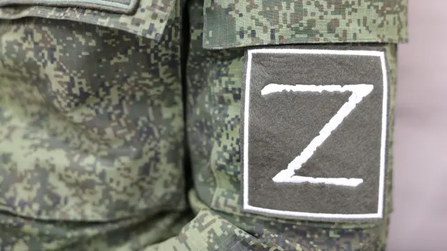 Медаль бойцу передала глава Лабытнанги. Фото: Андрей Ткачёв / "Ямал-Медиа"